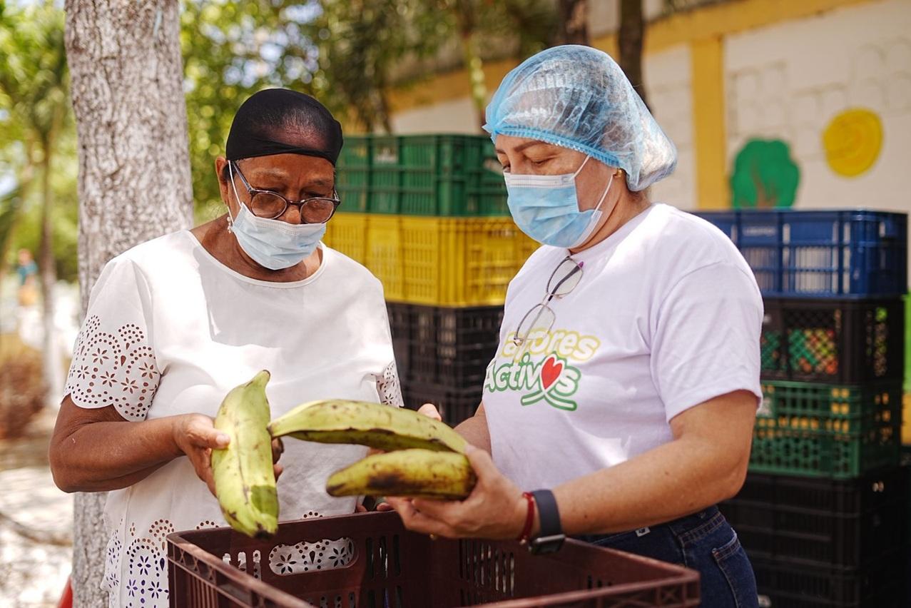 con el platano en la mano