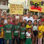 dumek con los niños