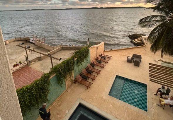la casa con piscina