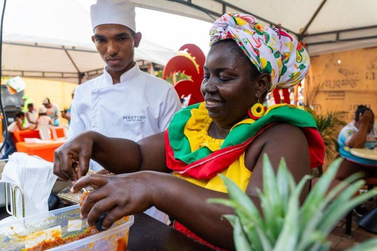 la negra sirviendo el dulce