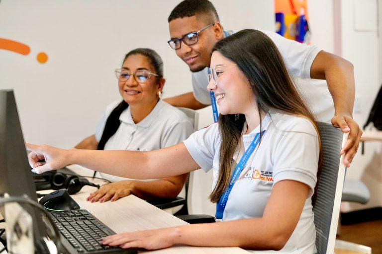 señalando en el computador