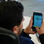 viendo el celular ok