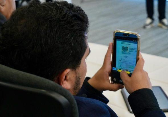 viendo el celular ok