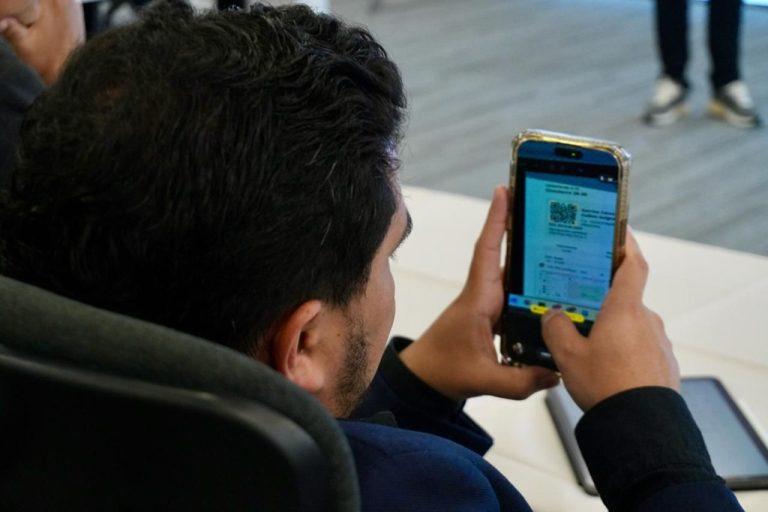 viendo el celular ok