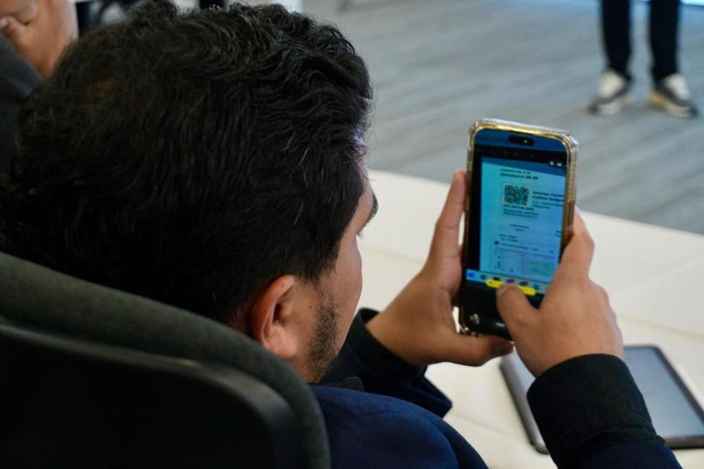 viendo el celular ok