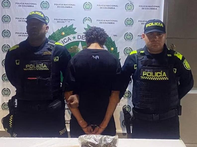LO PILLAN CON MARIHUANA