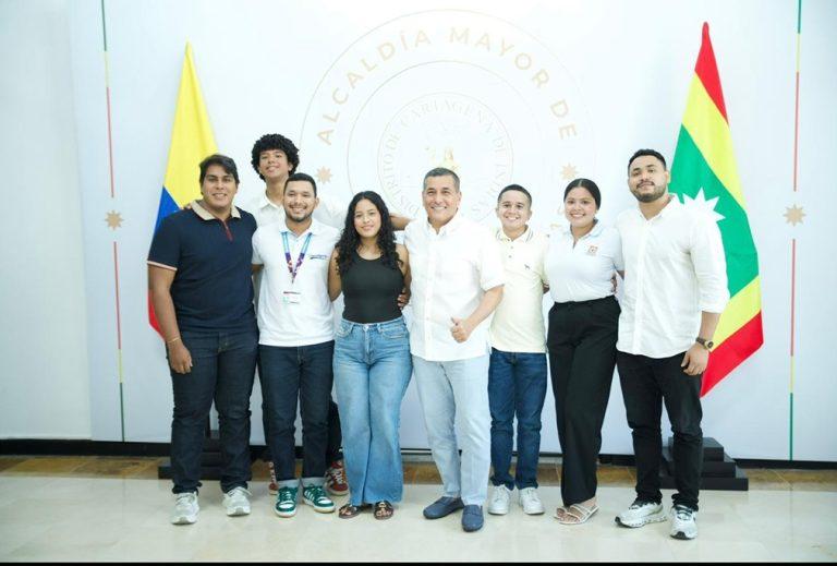al lado del alcalde