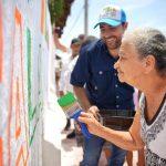la sra pintando