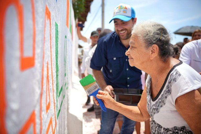 la sra pintando