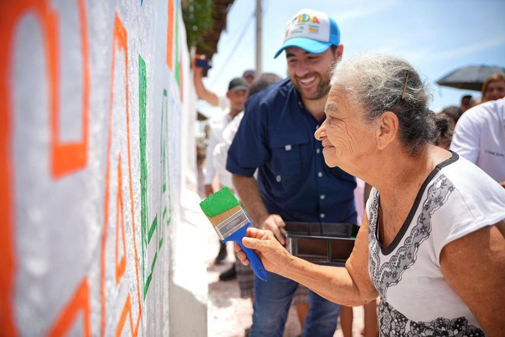 la sra pintando
