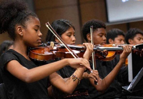 tocando el violin