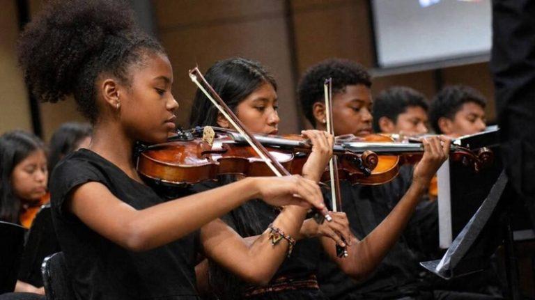 tocando el violin