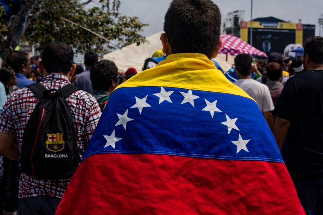 CON LA BANDERA
