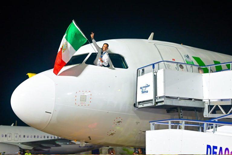 PILOTO CON LA BANDERA