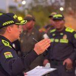 POLICIA CON LA MANO DERECHA ARRIBA