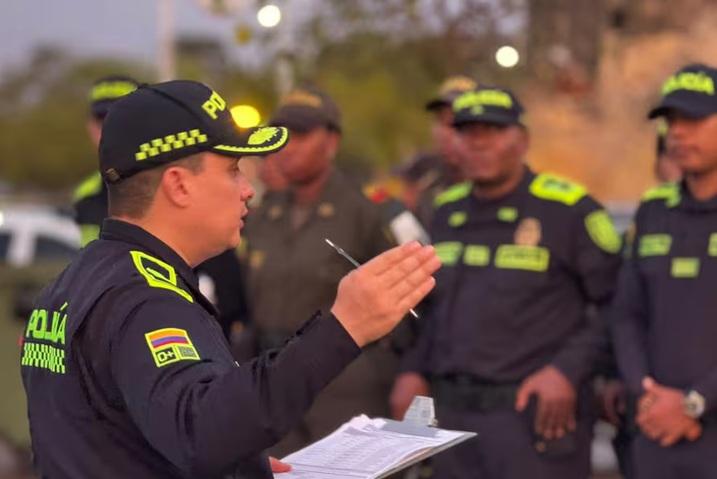 POLICIA CON LA MANO DERECHA ARRIBA