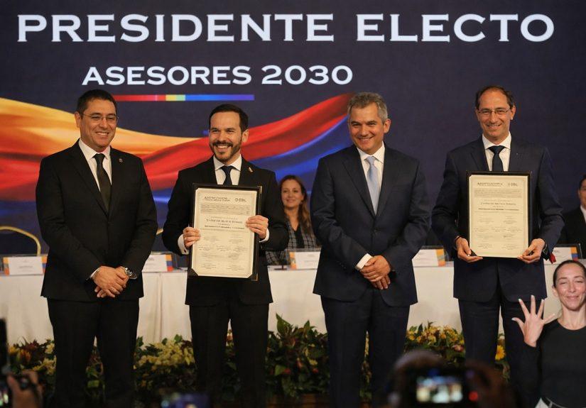 abelardo con la credencial