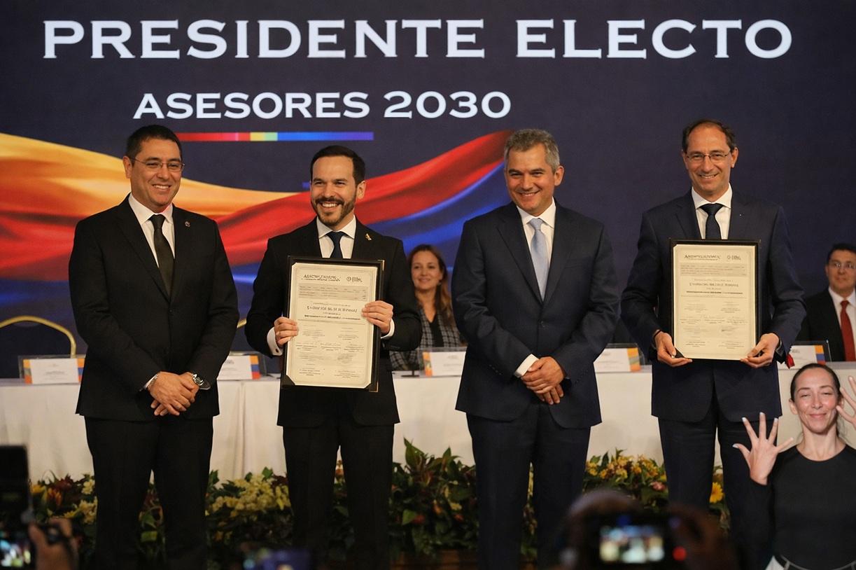 abelardo con la credencial