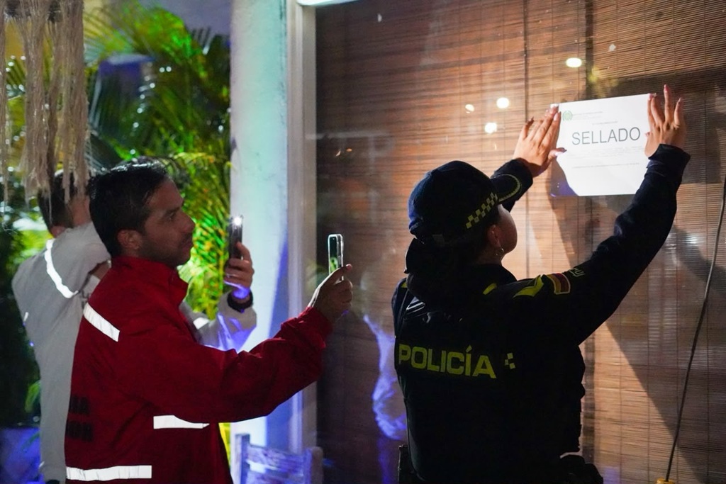 colocando cartel