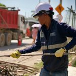 con la varilla en la mano