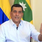 dumek con la mano arriba