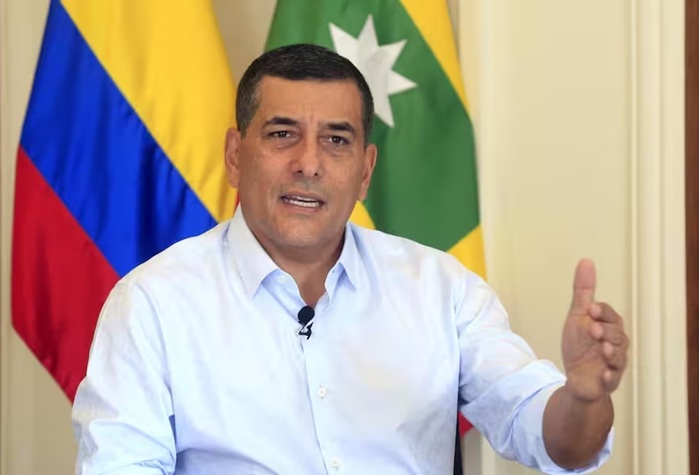 dumek con la mano arriba