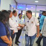 gobernador saludando