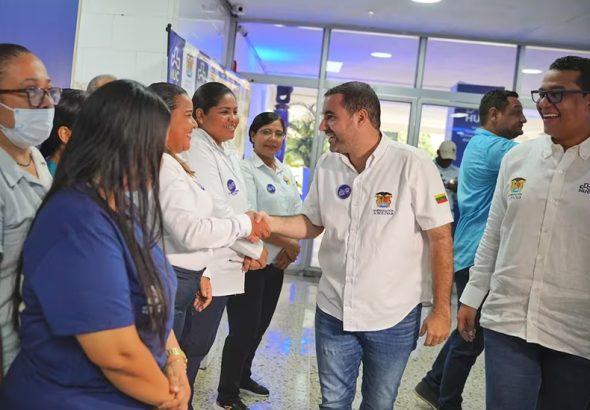 gobernador saludando