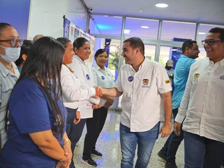 gobernador saludando