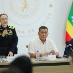 dumek con la coronel al lado