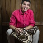 CON EL SOMBRERO