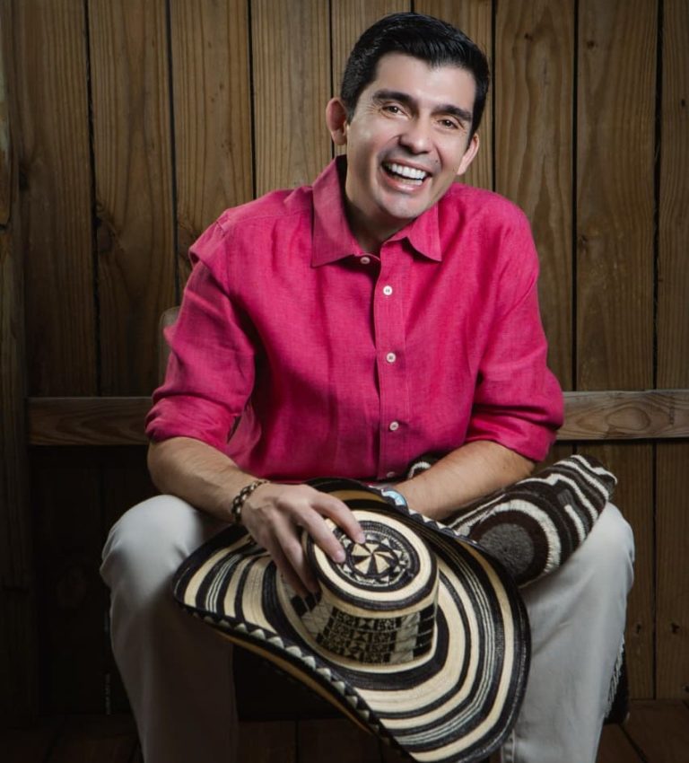 CON EL SOMBRERO