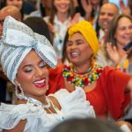 MUJER SONRIENDO