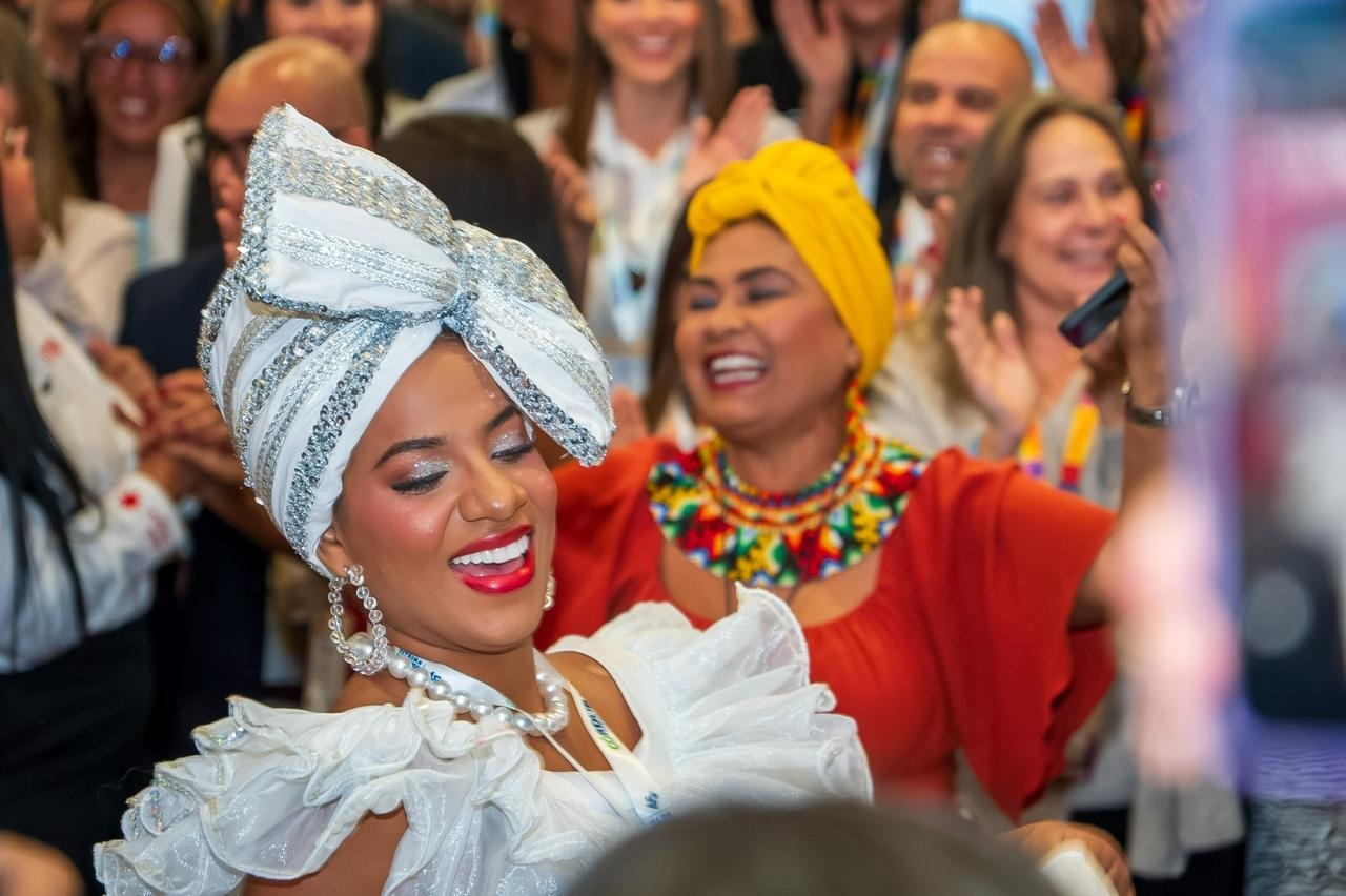 MUJER SONRIENDO