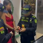 robaba a los turistas
