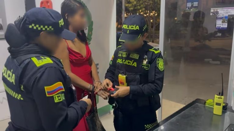 robaba a los turistas