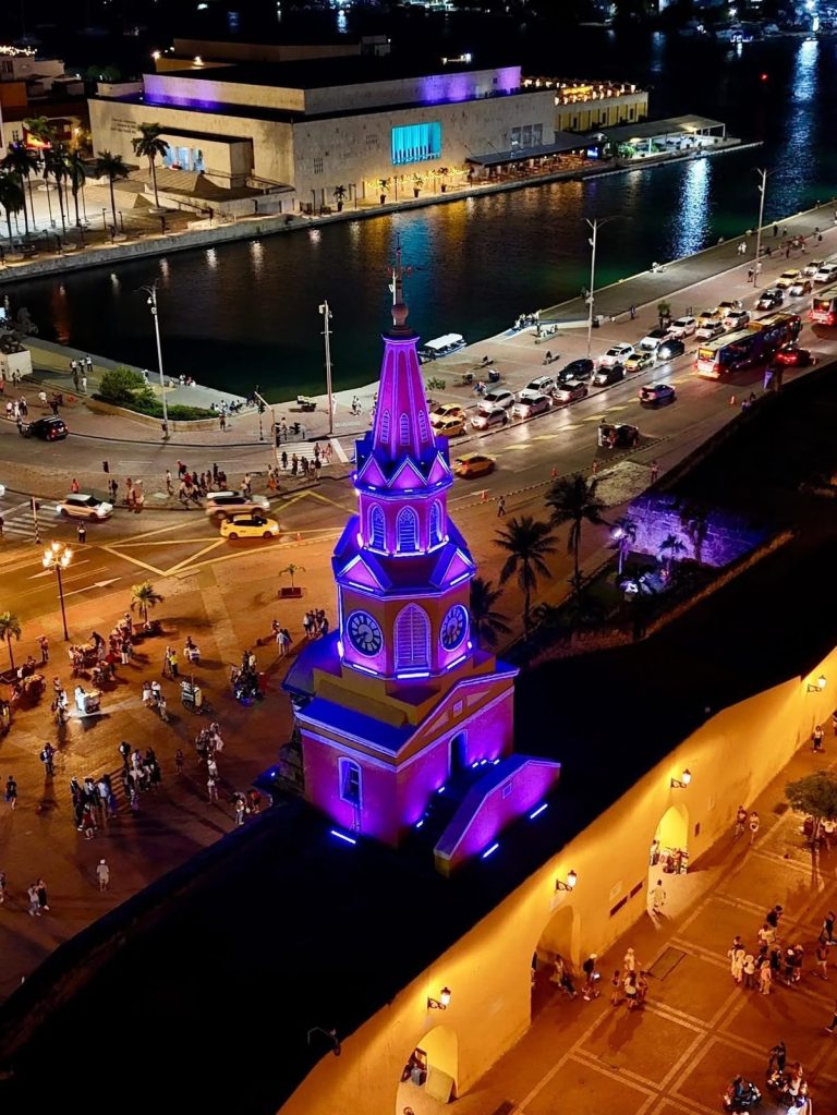 torre del reloj iluminada