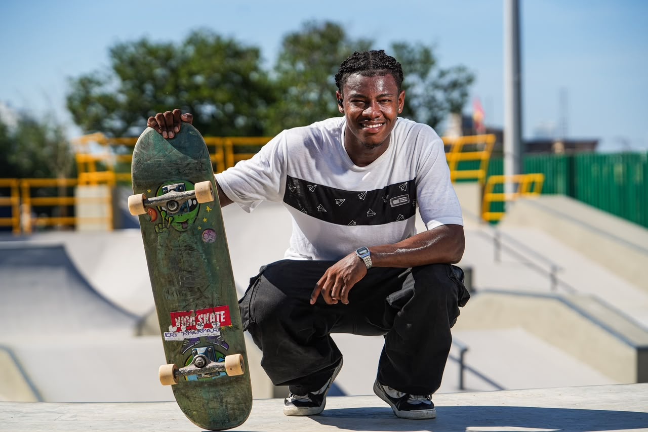 EL PELAO CON LA PATINETA