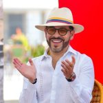 abelardo aplaudiendo