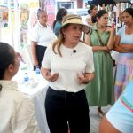 alcaldesa en la feria