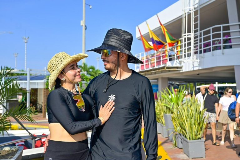 enamorados en el muelle