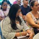 mujer apuntando