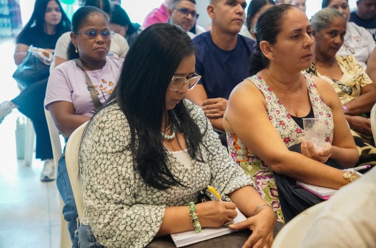 mujer apuntando