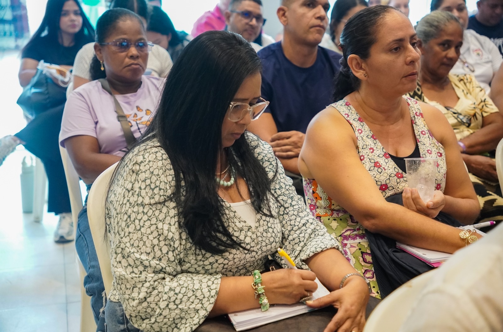 mujer apuntando