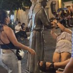 mujer cae con la estatua