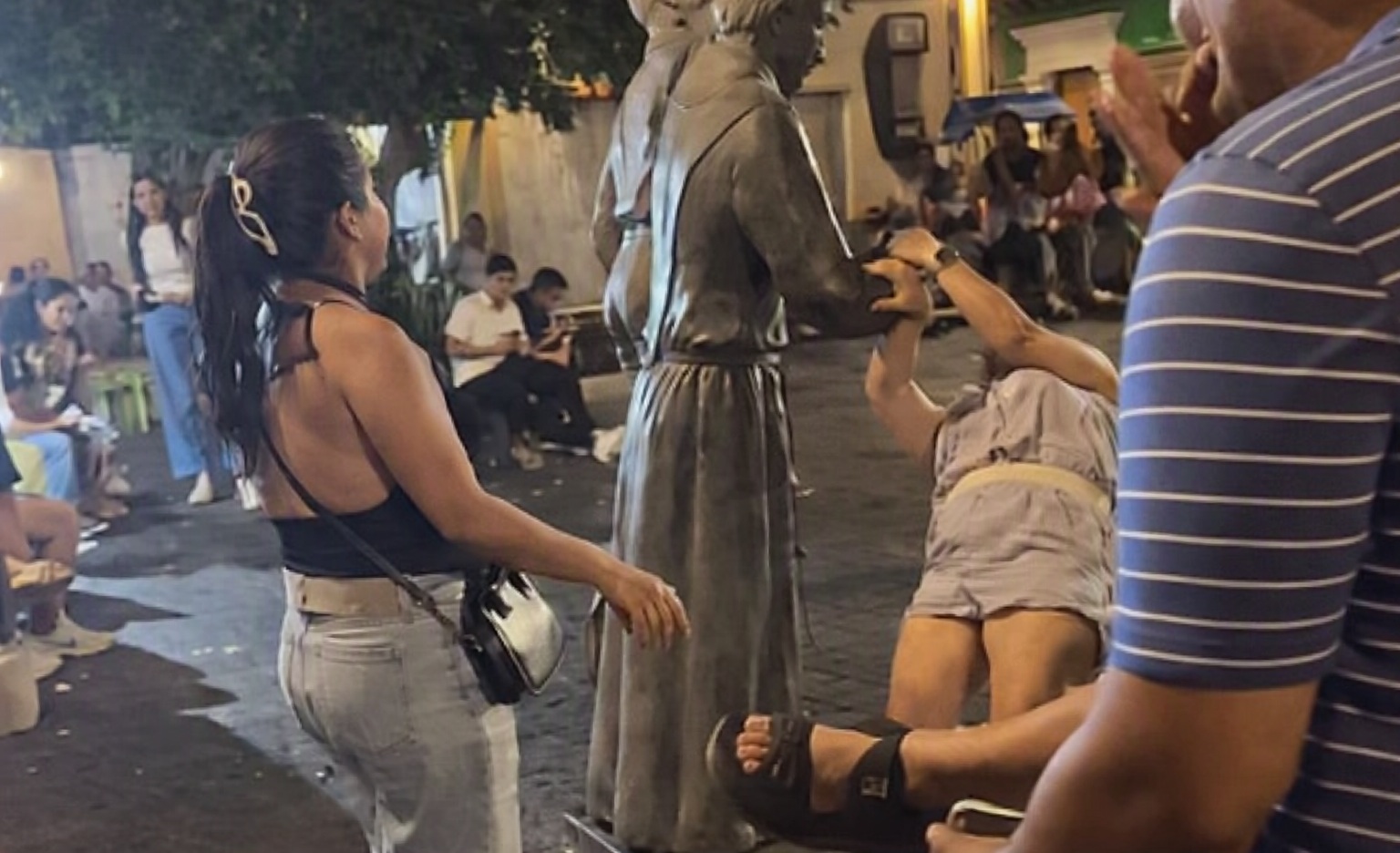 mujer cae con la estatua
