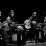 tocando guitarra